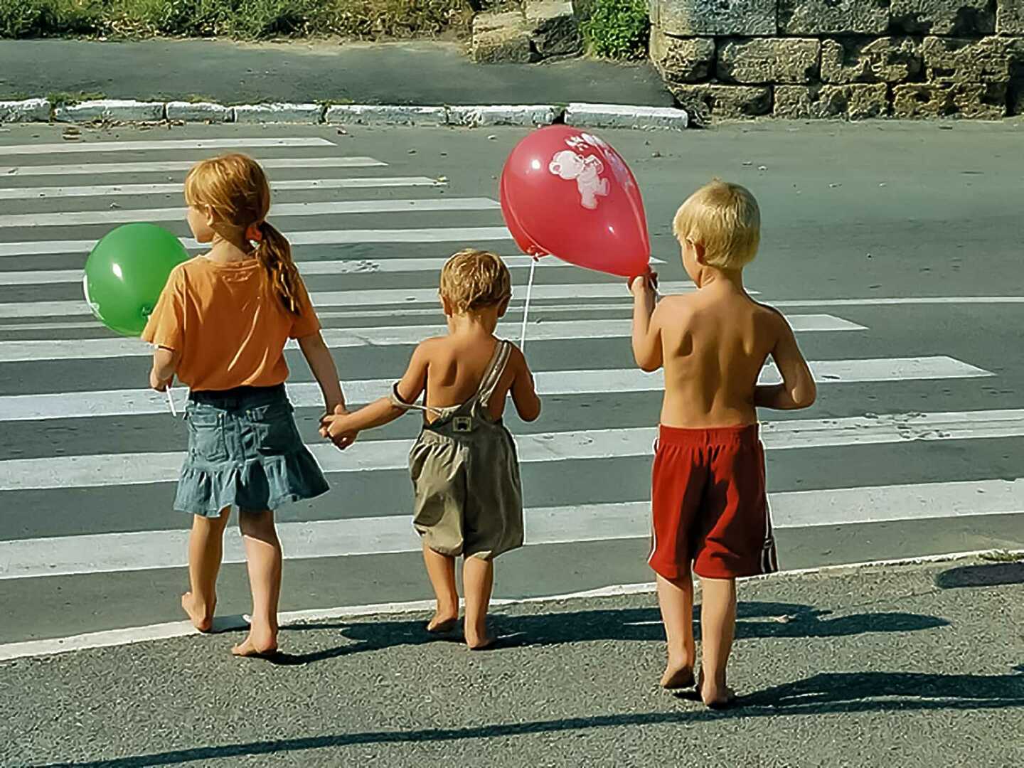 Дети играющие на дороге. Дети на дороге. Дети улицы. Дети не улице. Дети на дороге летом.