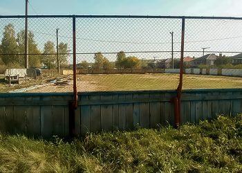 Хоккейная коробка на стадионе в Долгодеревенском ремонтируется