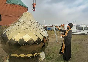 На Есальуском храме установили купол