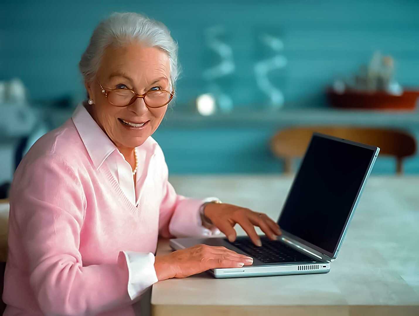 Любым гражданам возрастом от. Пожилые и компьютер. Пенсионеры и компьютер. Бабушка и компьютер. Пожилые за компьютером.