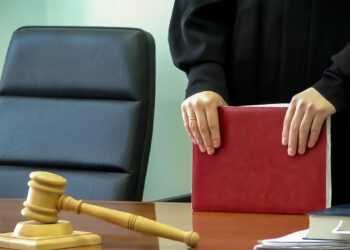 В Сосновском районе суд взыскал с организации ущерб за упавшую на автомобиль вывеску