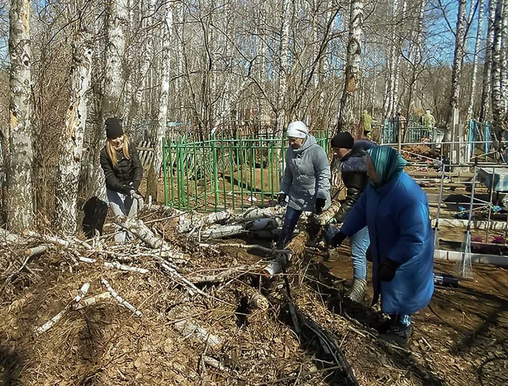 Можно в родительскую субботу убираться на кладбище. Уборка территорий на кладбище. Расчистка кладбища. Субботник на кладбище. Расчистка территорий кладбищ.