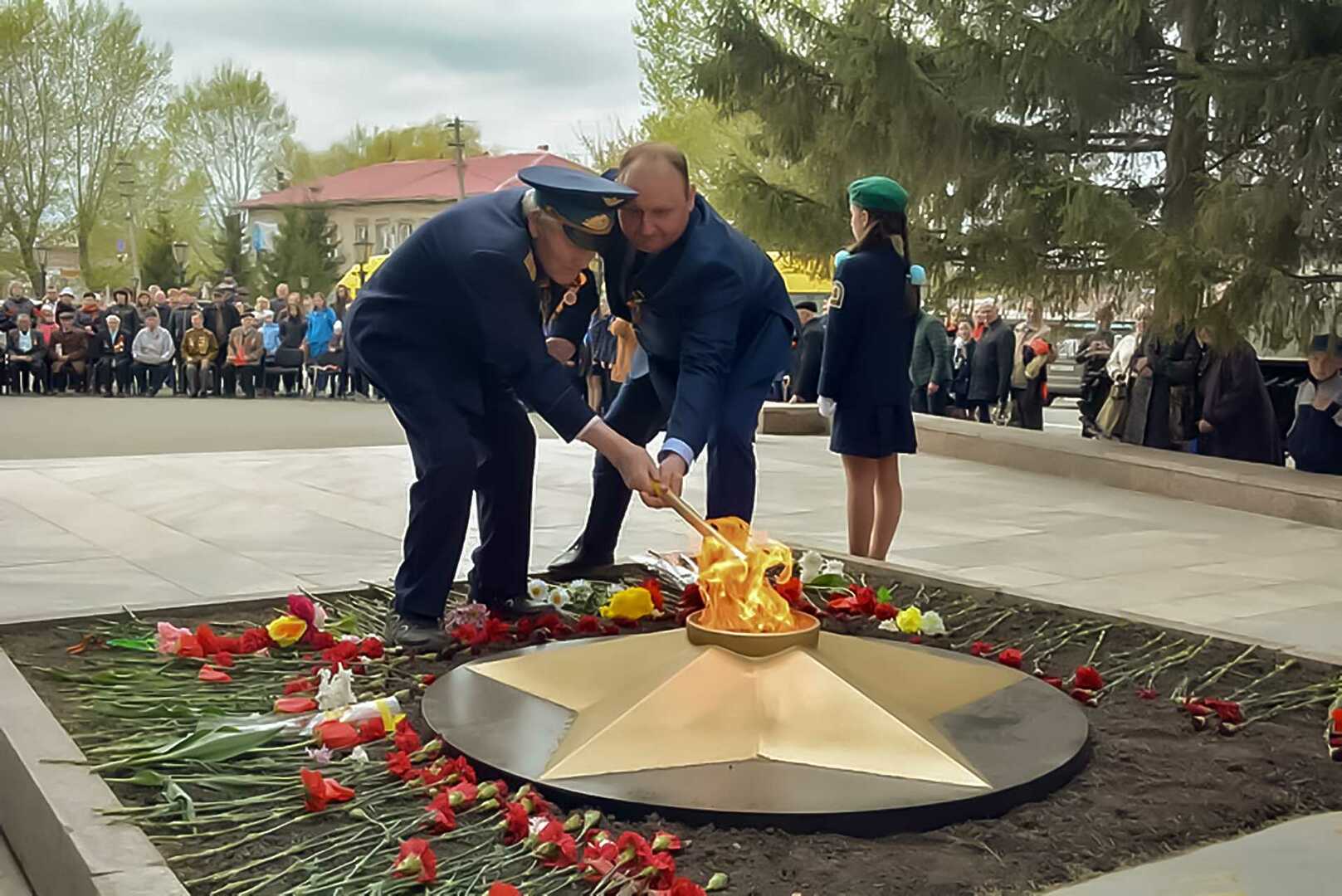 У воинского мемориала в Долгодеревенском зажгли Вечный огонь - Сосновская  Нива