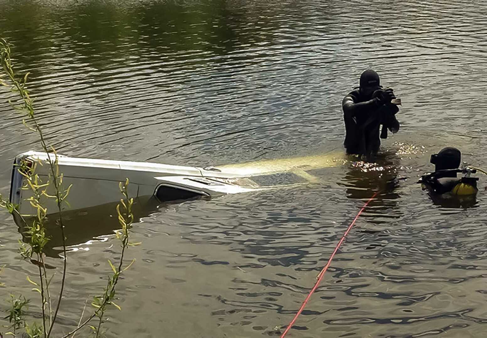 Водолазы проверили пруд в Малиновке, где пьяный водитель утопил «Волгу» -  Сосновская Нива