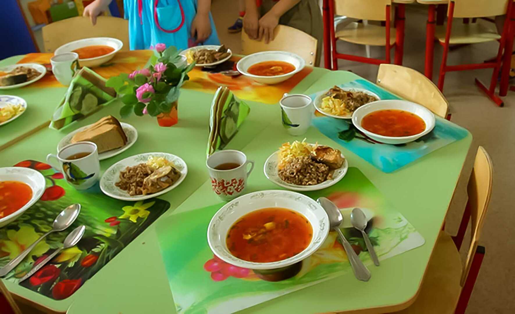 Обед в детском саду