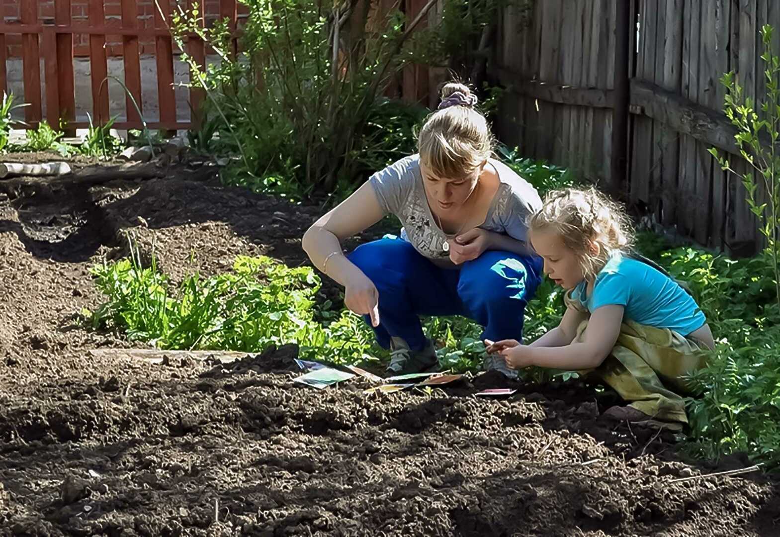 Дети посадили огород. Весенний огород. Грядка для детей. Огород весной. Работа в огороде.