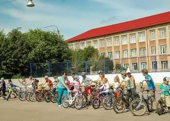 В Мирном дети соревновались в умении водить велосипед