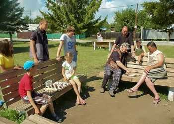 Жители Мирного встретились в сквере, чтобы сыграть в шашки