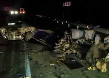 ВАЗ попал в переделку между двумя большегрузами. Водитель чудом выжил