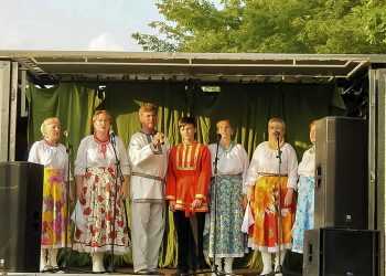 Саккуловцев поздравили с Днем села песнями, подарками и фейерверком