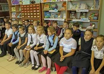 Для учеников Долгодеревенской школы в библиотеке организовали осеннюю выставку