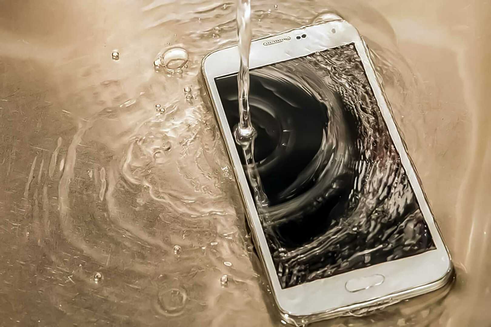 Смартфон попал в воду