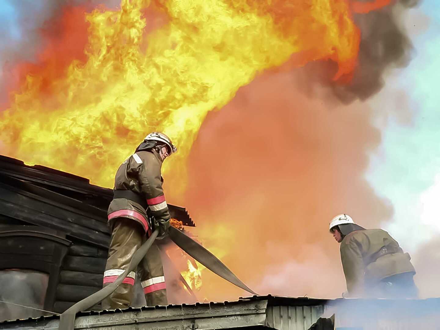 Дворник пожар. Пожар в доме. Тушение пожара. Пожарные тушат дом. Пожарный тушит на крыше.