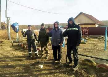 Неравнодушные сосновцы помогли установить забор на детской площадке в Шигаево