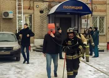 Сосновских полицейских эвакиуровали из горящего здания