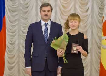 Девушке из Сосновского района паспорт вручил заместитель губернатора