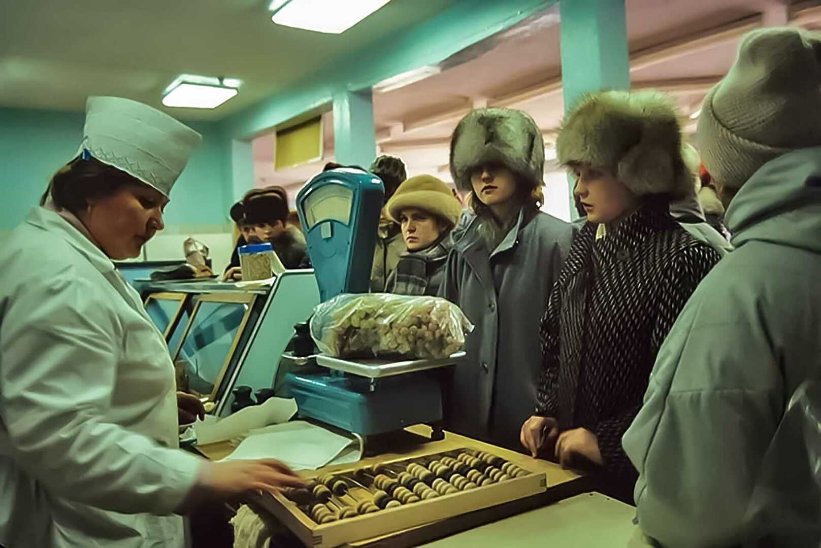Повседневная жизнь россиян в 90