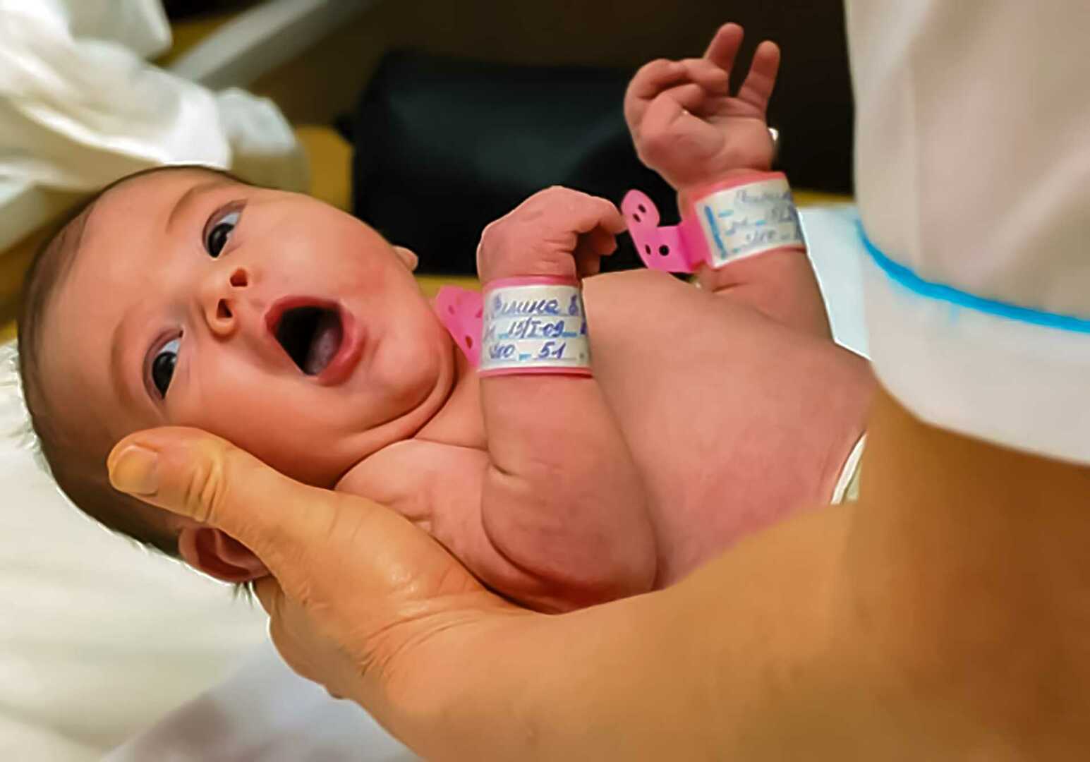 Новорожденные в роддоме с бирками