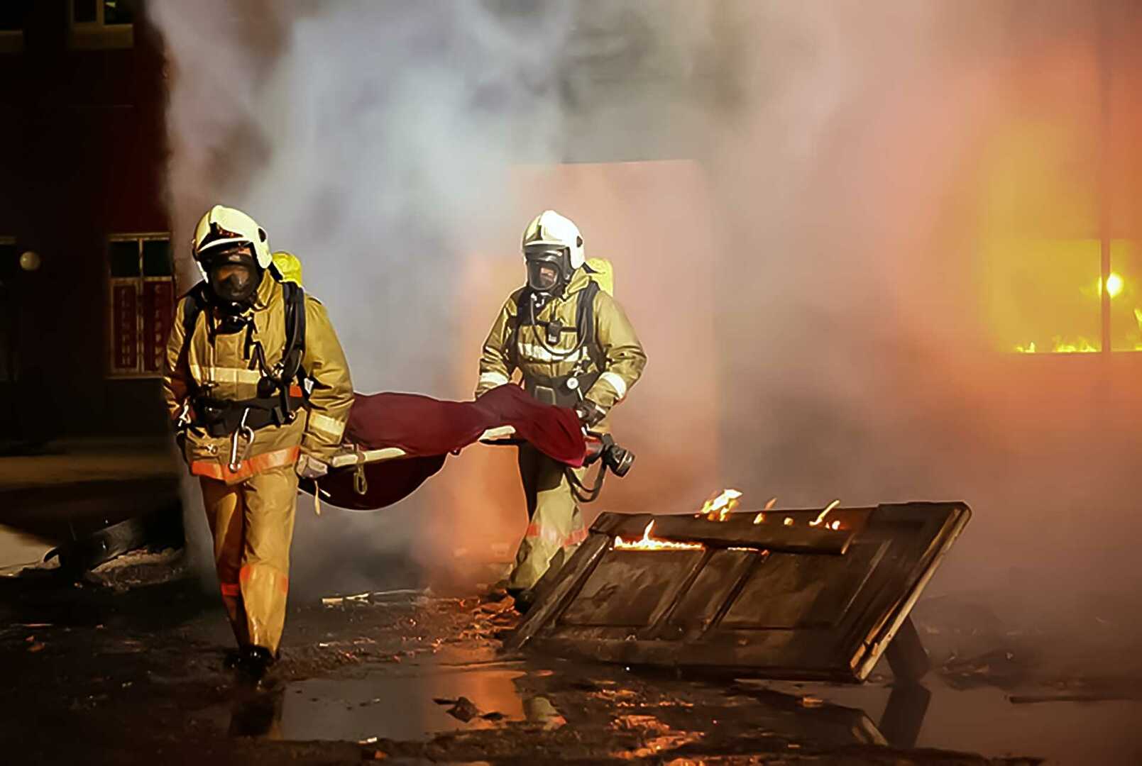 Спасся из горящей трои 4. Спасение на пожаре. Пожарные спасают людей. Пожарный спасает. Пожарные на пожаре спасают.
