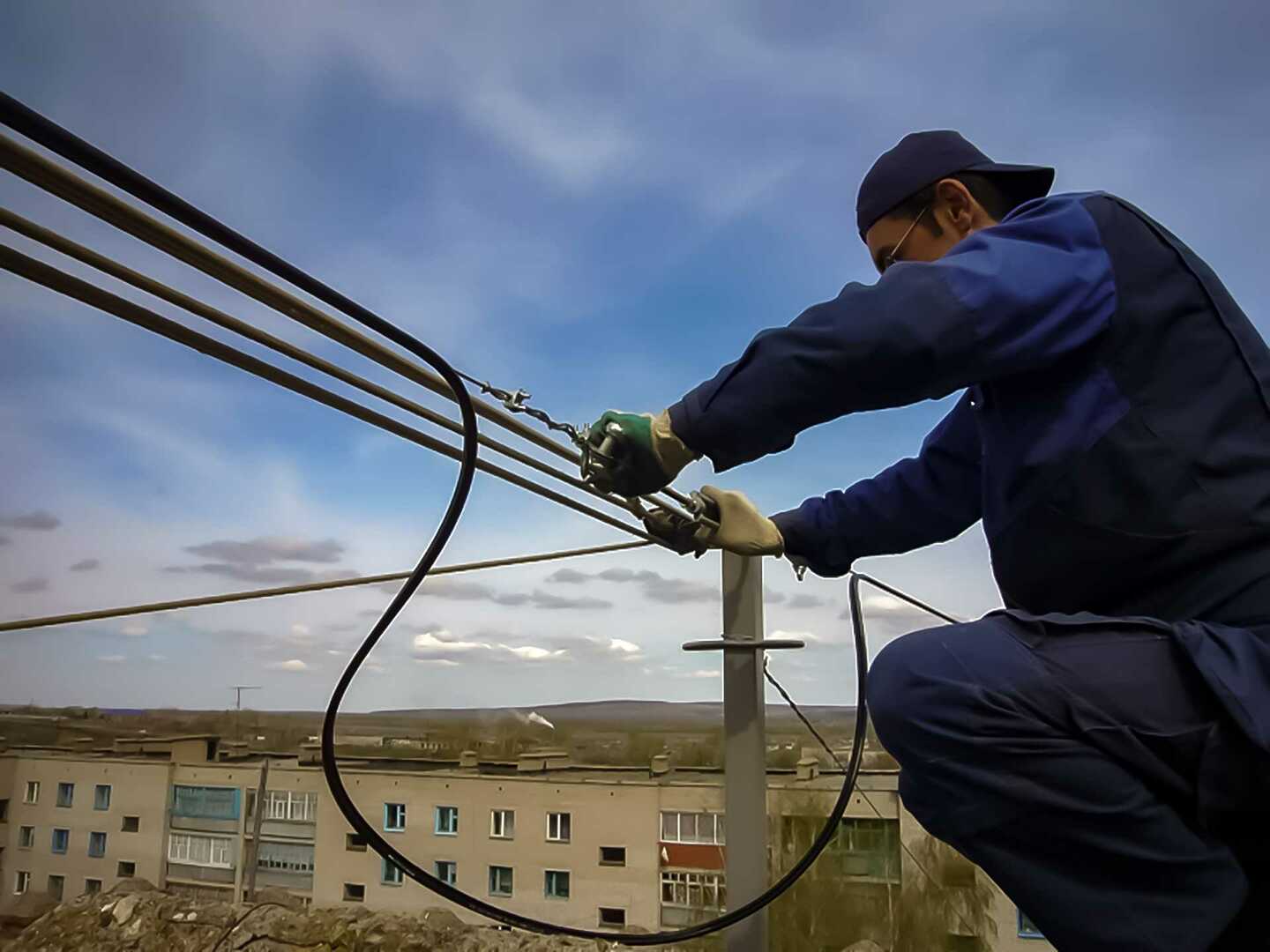 Ремонт сетей. Монтаж оптического кабеля ВОЛС. Монтажник связи, ВОЛС, кабельщик. Прокладка ВОЛС по опорам ЛЭП 35кв. Прокладка волоконно-оптической линии связи.