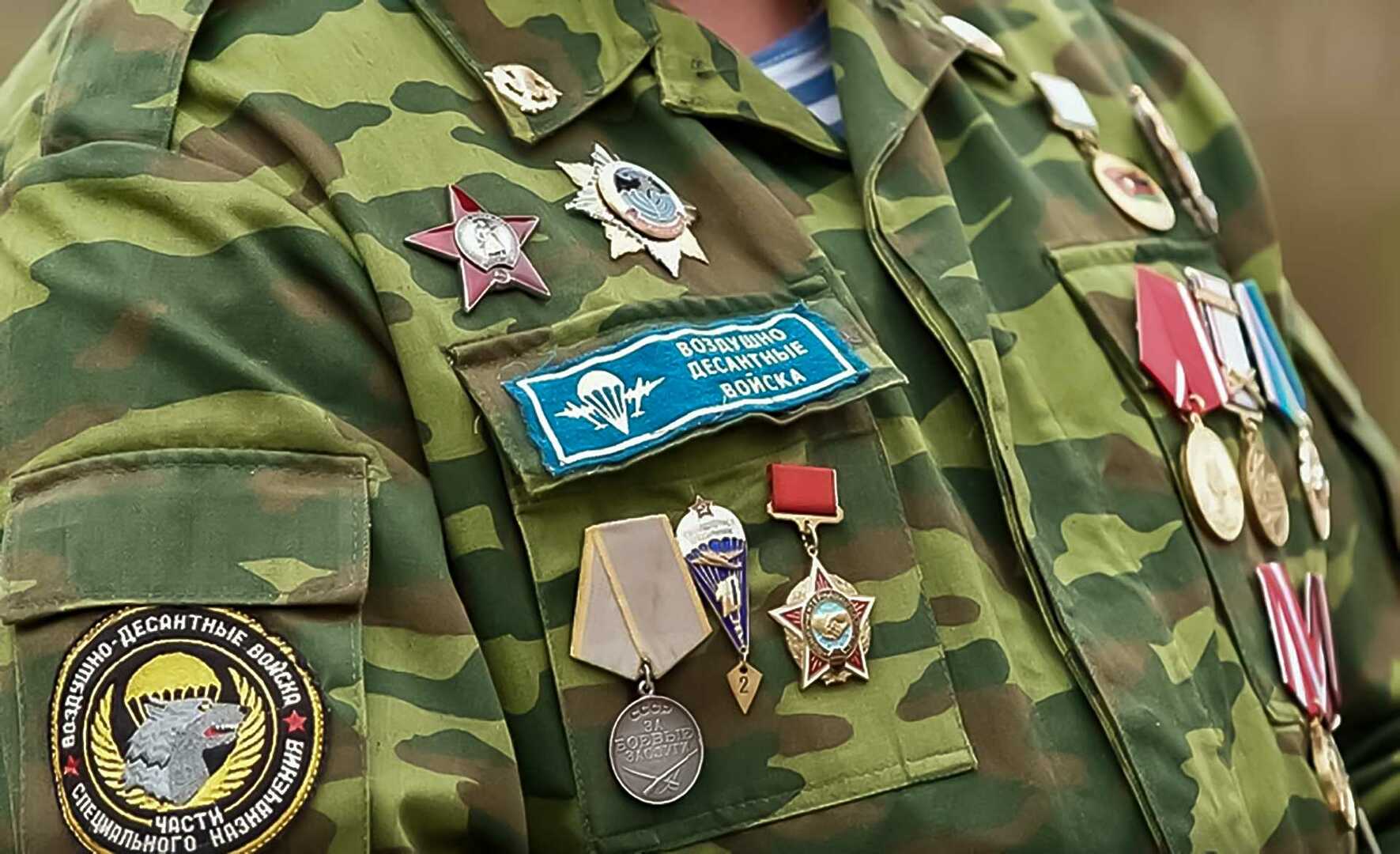 Медали на военную форму. Военная форма с медалями. Медали на полевой форме. Медали на камуфляже. Медали на камуфляжной форме.