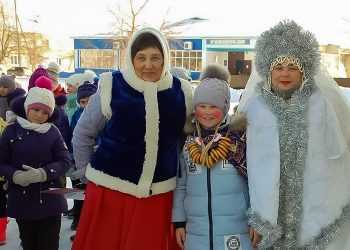 В Мирном на Масленицу водили хороводы, играли и пили чай с блинами