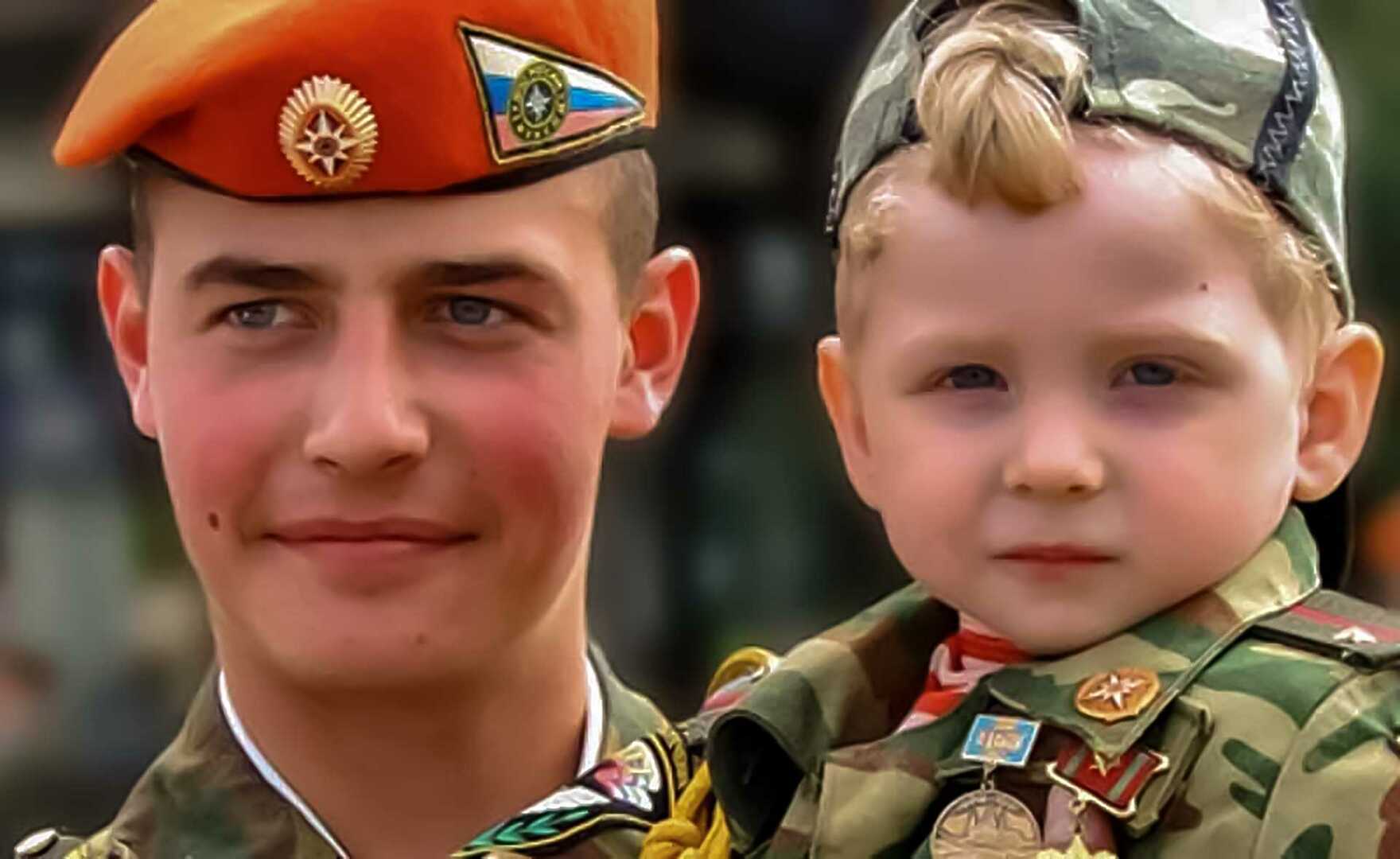 Папа сын 23 февраля. Солдат с ребенком. Военный с ребенком. Защитники Отечества. Российский солдат с ребенком.