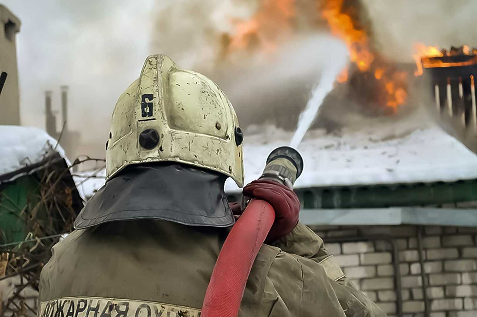 Пожарные тушат дом картинка