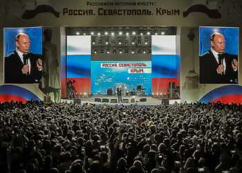 «Я вас крепко-крепко обнимаю»: Путин выступил на митинге в Севастополе