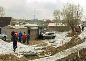 В Долгодеревенском водитель «Ауди» снес светофор и въехал в дом