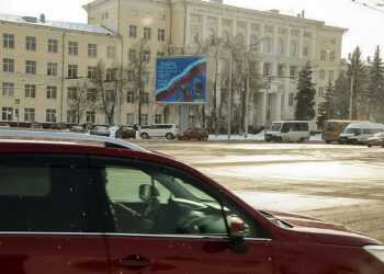Плакат девочки из Долгодеревенского разместили на билбордах по всей России