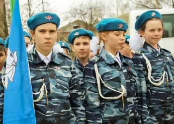 Кадеты Теченской школы демонстрируют военную выправку и хорошие навыки