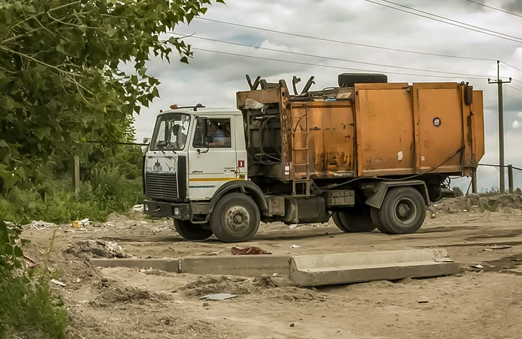 Мусоровоз ЗИЛ грязный