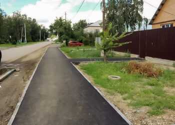 На двух улицах в Полетаево появились тротуары