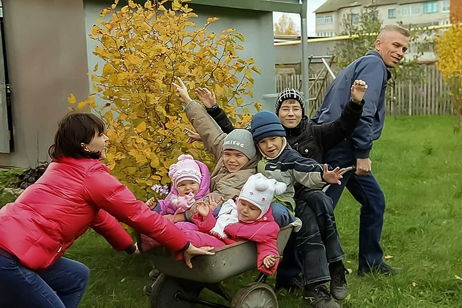 Многодетная семья а деревушке. Многодетная семья. Многодетная семья в России. Фотосессия многодетной семьи. Многодетная Российская семья.