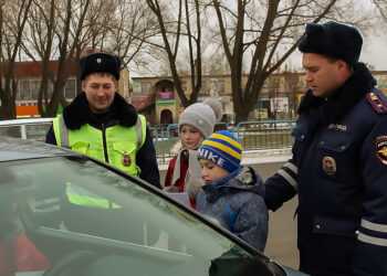 Сотрудники ГИБДД и скауты провели акцию в День памяти жертв ДТП