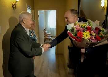 Семью ветерана из Сосновского района поздравил с юбилеем губернатор