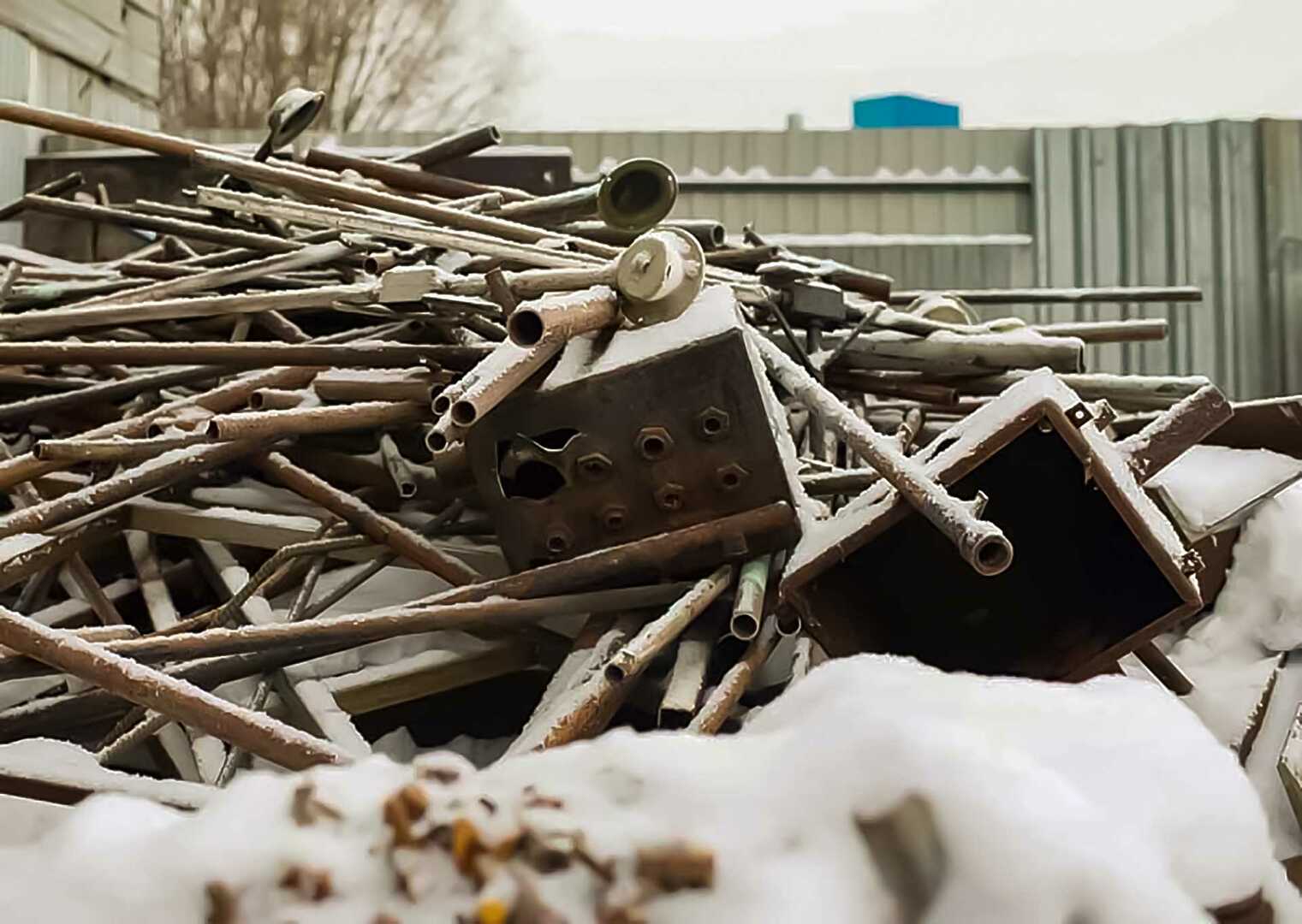 Металлолом. Груда металлолома. Цветные металлы. Сдать лом пермь. Металлические отходы.