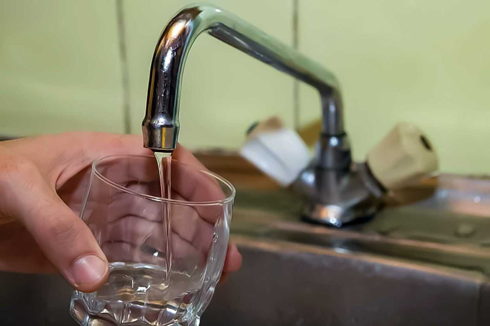 В какую воду ставить. Водопроводная вода. Вода из под крана. Кран с водой. Чистая вода из крана.