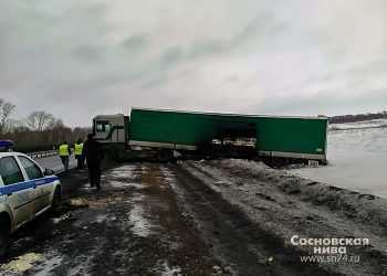 Под Челябинском фура с горящими колесами съехала в поле
