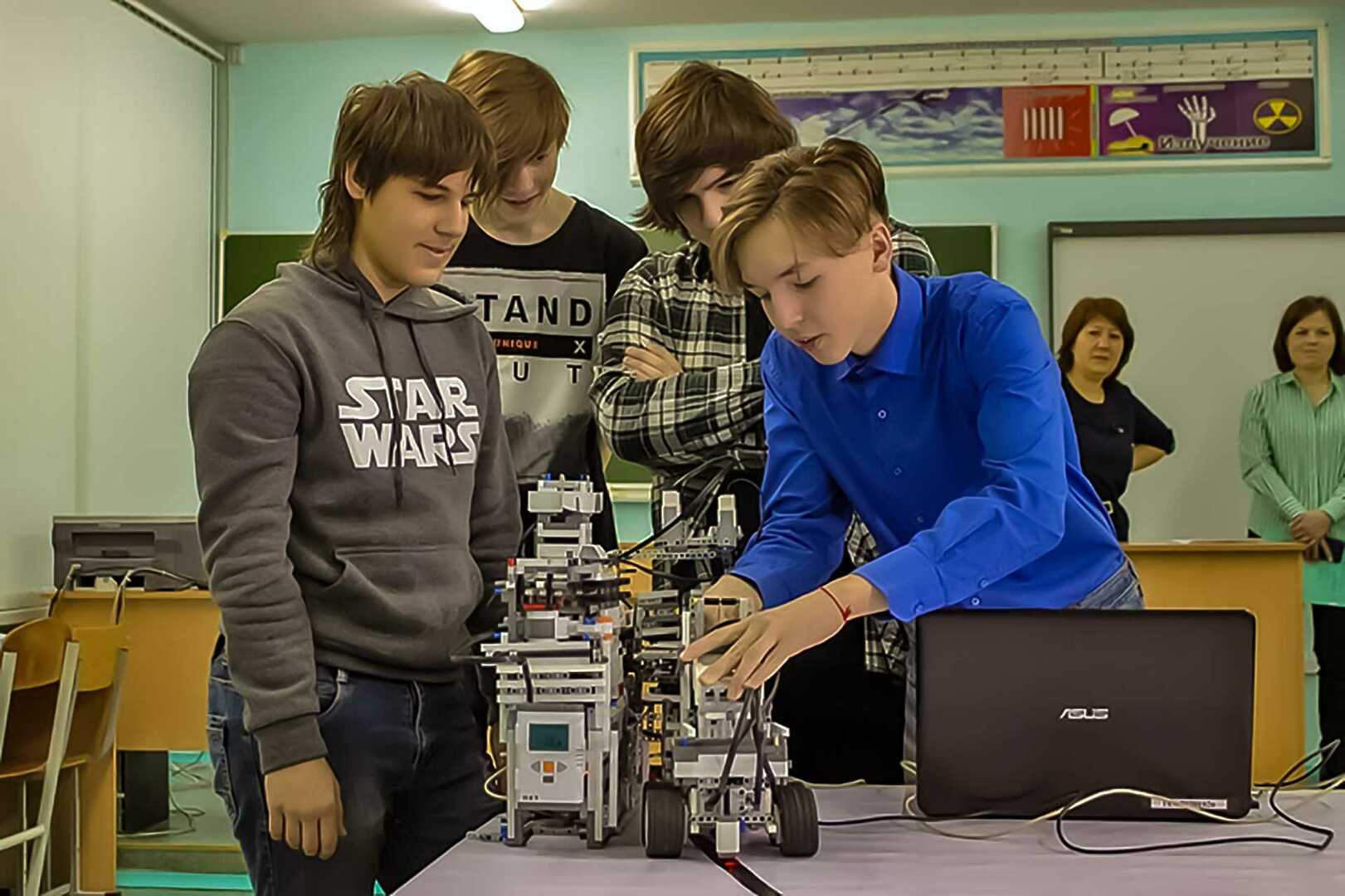 Работа в челябинске 14 лет. Профориентация школьников робототехника. Юные робототехники в школе. Школьники заняты с роботами.