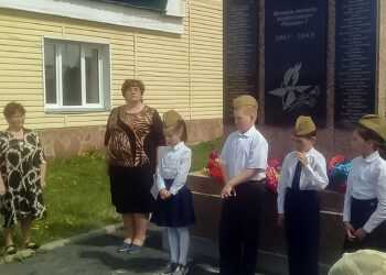 Накануне Дня Победы жители Трубного читали стихи о войне у обелиска