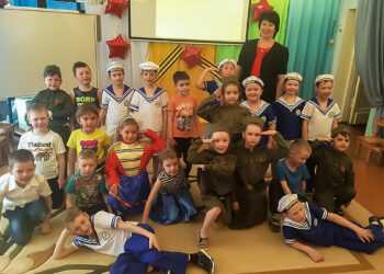 Детсадовцы из Долгодеревенского возложили цветы к памятнику