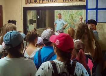 Полицейские провели экскурсию для маленьких долговчан