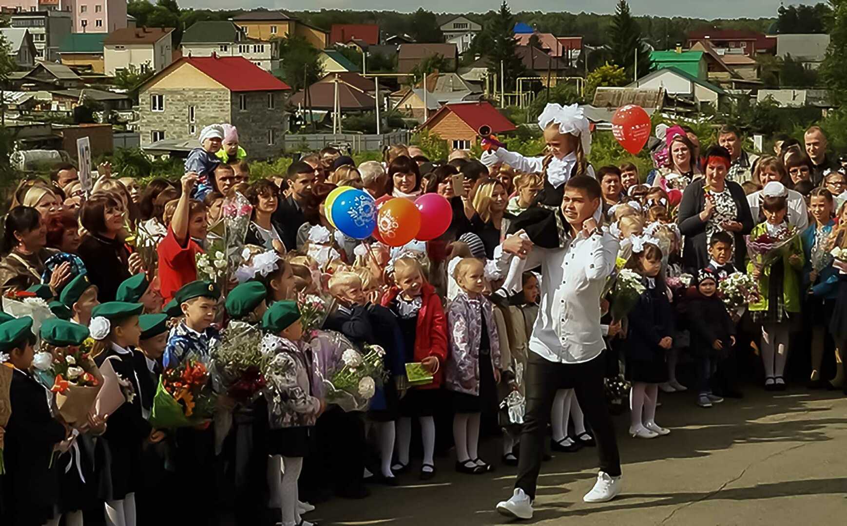 Школа сосновка отзывы. Линейка 1 сентября 2019. Первое сентября 2019 линейка. 1 Сентября в Сосновском районе. 1 Сентября 2019 года день.