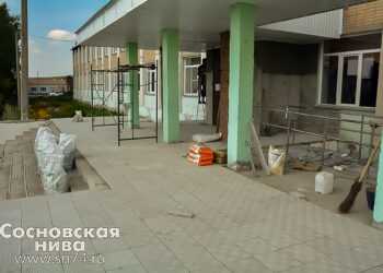 В начальной школе Долгодеревенского продолжается ремонт крыльца