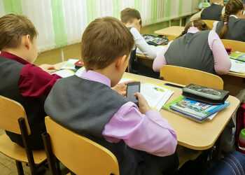Школам рекомендуют ограничить использование телефонов учениками