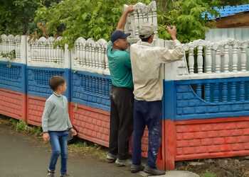 Забор вдоль улицы Ленина отремонтируют ко Дню российского флага
