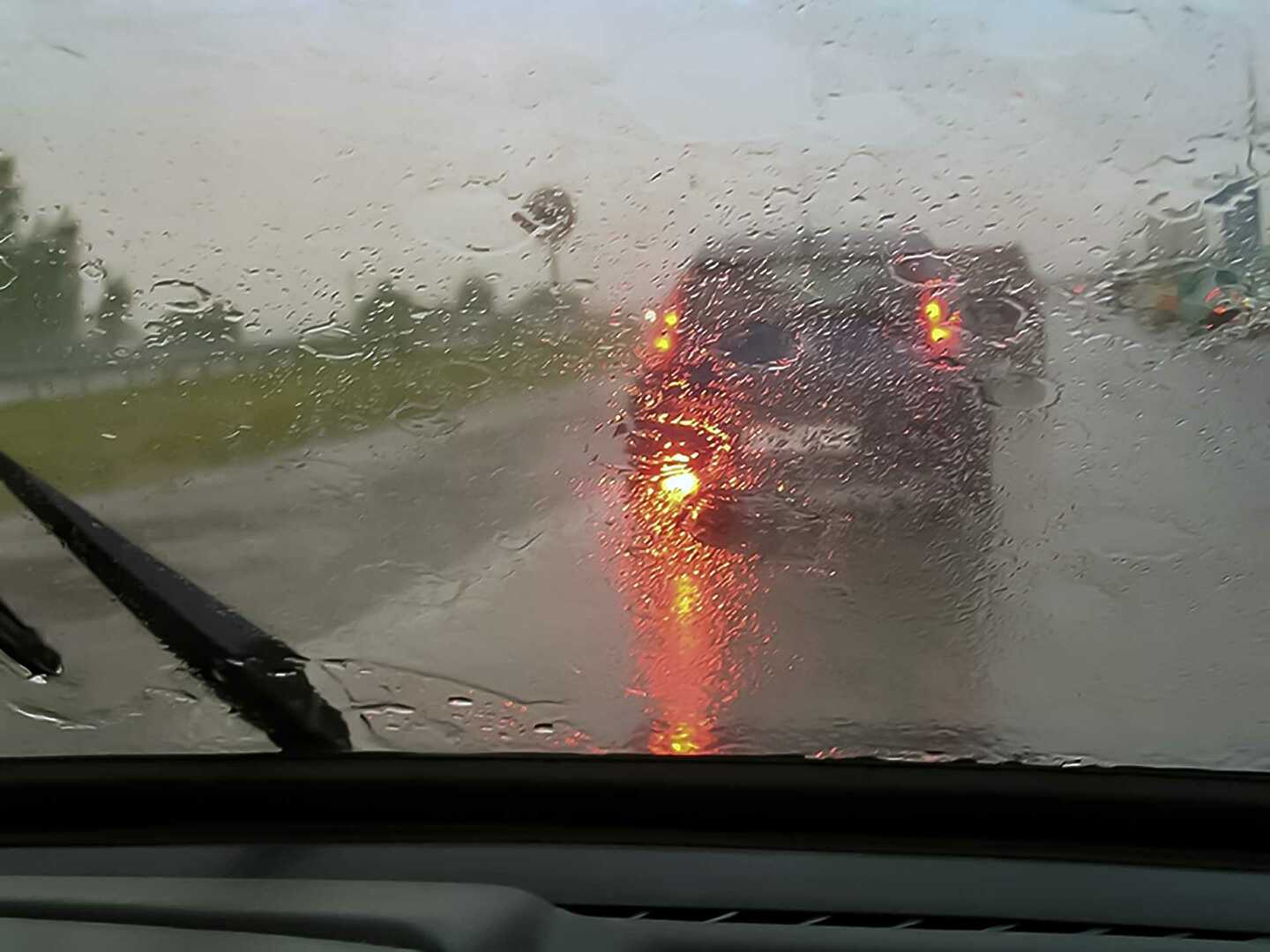Дождь из окна машины