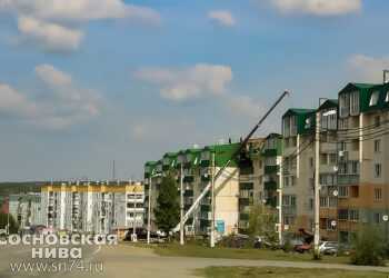 На месте пожара в жилом доме по улице Свердловской демонтируют крышу